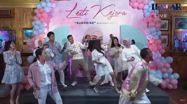  Momen Kejutan Ulang Tahun Lesti Kejora (YouTube/Leslar Entertainment)