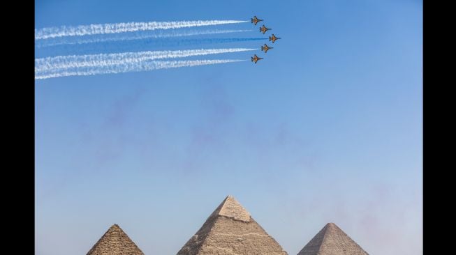 Pesawat KAI T-50 Golden Eagle dari tim aerobatik Angkatan Udara Korea Selatan 'Black Eagles' bermanuver saat acara Pyramids Air Show 2022 di dataran tinggi Piramida Giza, Mesir, Rabu (3/8/2022). [Mahmoud Khaled / AFP]