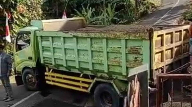 Innalillahi, Masjid di Ciamis Dihantam Truk Pengangkut Pasir yang Tak Kuat Nanjak