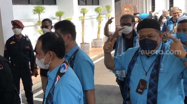 Waketum Partai Gelora Fahri Hamzah saat itu mendaftar pemilu di kantor KPU, Minggu (7/8/2022). (Suara.com/Novian)