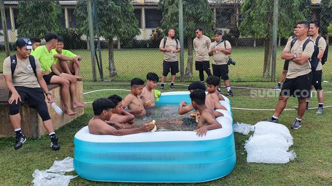 Para pemain Timnas Indonesia U-16 berendam di es seusai latihan, Minggu (7/8/2022). [Hiskia Andika Weadcaksana / Suarajogja.id]