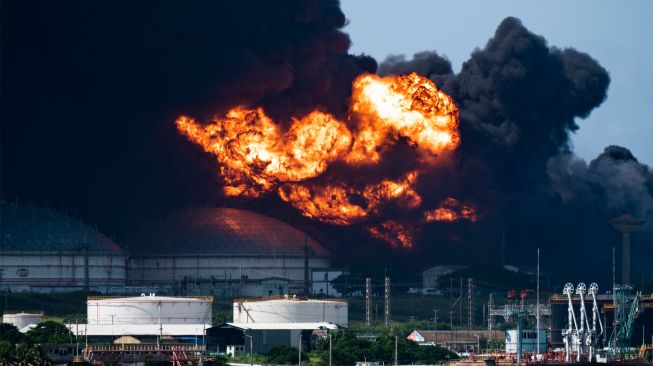 Penampakan kebakaran besar di depot minyak di Matanzas, di Kuba, Sabtu (6/8/2022). [Yamil LAGE / AFP]