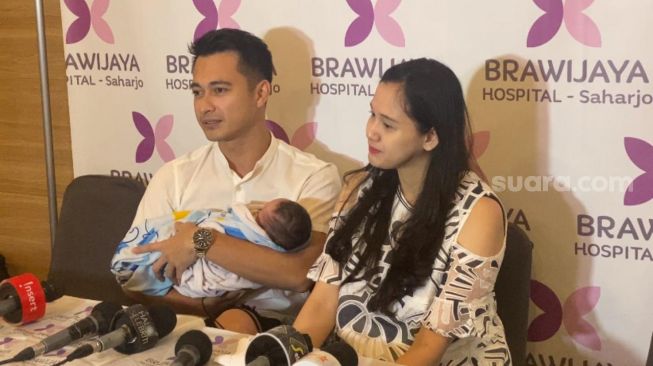 Eza Gionino dan istri Meiza Aulia Coritha di RS Brawijaya Saharjo, Jakarta (7/8/2022) [Suara.com/Adiyoga Priyambodo]