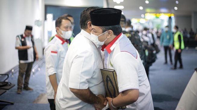 Menteri Agama (Menag) Yaqut Cholil Qoumas sambut jemaah haji di Bandara Soekarno-Hatta, Cengkareng. [Dok. MCH 2022]