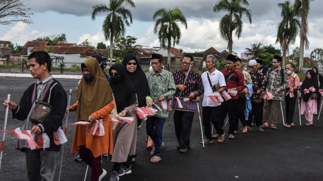 Penyandang tunanetra mengikuti long march rally tongkat dalam rangkaian menyambut HUT ke-77 Kemerdekaan di Saptamarga, Kota Tasikmalaya, Jawa Barat, Minggu (7/8/2022). [ANTARA FOTO/Adeng Bustomi/foc]