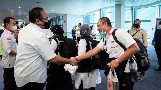 Menteri Agama (Menag) Yaqut Cholil Qoumas sambut jemaah haji di Bandara Soekarno-Hatta, Cengkareng. [Dok. MCH 2022]