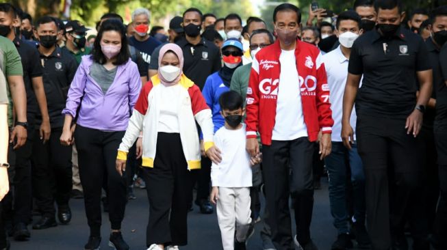 Presden Jokowi bersama keluarga saat berolahraga di CFD Solo, Minggu (7/8/2022). [Dok Pemprov Jateng]