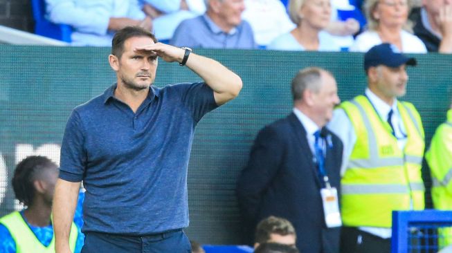 Pelatih Everton Frank Lampard bereaksi saat pertandingan sepak bola Liga Premier Inggris antara Everton dan Chelsea di Stadion Goodison Park, Liverpool, Inggris, Sabtu (6/8/2022). [Lindsey Parnaby / AFP]