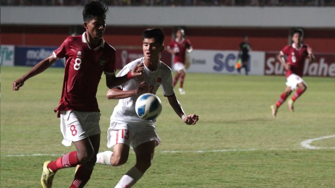 Pemain Timnas Indonesia U-16, Arkhan Kaka Putra (kiri). [ANTARA FOTO/Andreas Fitri Atmoko]