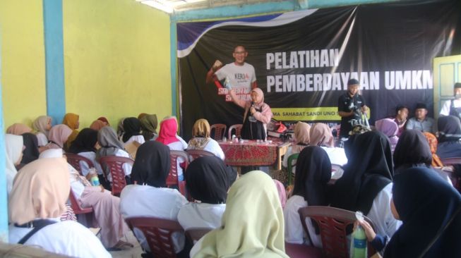 Bantu Ciptakan Lapangan Kerja, Sahabat Sandi Uno Latih UMKM dan Emak-emak Sampang Memulai Usaha
