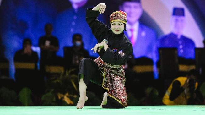 Terpopuler Lifestyle: Viral Atlet Pencak Silat Pakai Hijab, Boneka Tiduran di Kamar Hotel