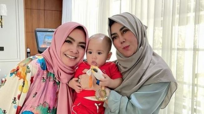 Anak Raffi Ahmad dan Nagita Slavina, Rayyanza Malik Ahmad bersama kedua neneknya yakni Rieta Amilia dan Amy Qanita [Instagram/@rieta_amilia]