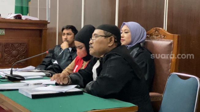 Medina Zein (rompi merah) menjalani sidang sebagai terdakwa di Pengadilan Negeri Jakarta Selatan, Senin (8/8/2022). [Adiyoga Priyambodo/Suara.com]