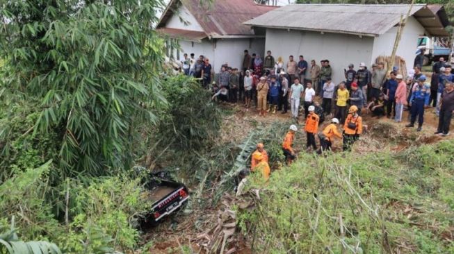 Mobil Bak Terbuka Masuk Jurang di Ciamis Sedalam 30 Meter, Delapan Orang Tewas 9 Lainnya Luka-luka
