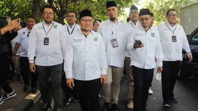 Ketua Umum Partai Kebangkitan Bangsa (PKB) Muhaimin Iskandar (tengah) berjalan menuju KPU untum melakukan Pendaftaran Partai Politik Calon Peserta Pemilu tahun 2024 di Kantor KPU, Jakarta Pusat, Senin (8/8/2022). [Suara.com/Alfian Winanto]