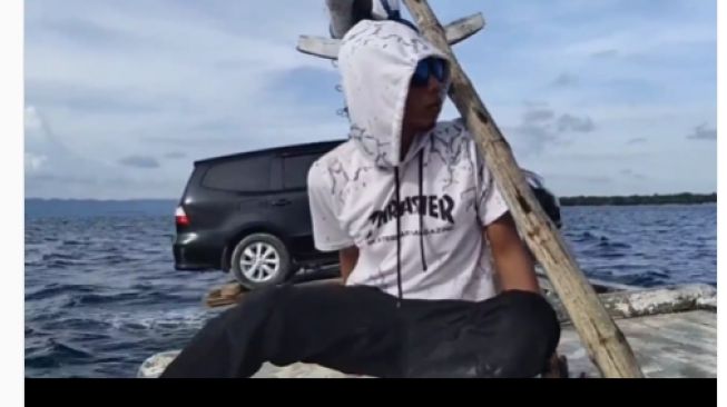 Nissan Livina Lawan Takdir, Nekat Diangkut Gunakan Perahu Kecil, Publik Ketar-ketir