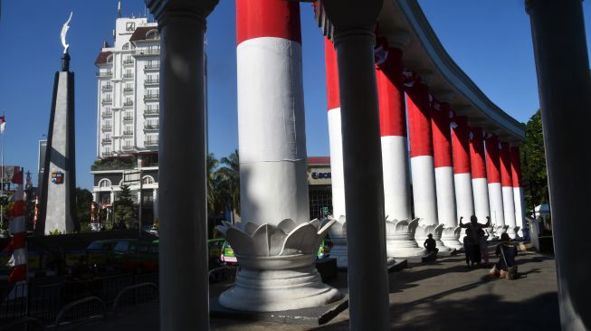 Sambut Kemerdekaan RI, Lawang Salapan Bogor Dibalut Bendera Merah Putih