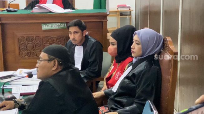 Medina Zein (rompi merah) menjalani sidang sebagai terdakwa di Pengadilan Negeri Jakarta Selatan, Senin (8/8/2022). [Adiyoga Priyambodo/Selebriticlub.com]