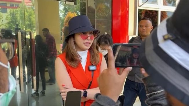 Denise Chariesta usai menjalani pemeriksaan di Polda Sumut dalam kasusnya dengan Razman Arif Nasution, Senin (8/8/2022). [YouTube Denise Chariesta]