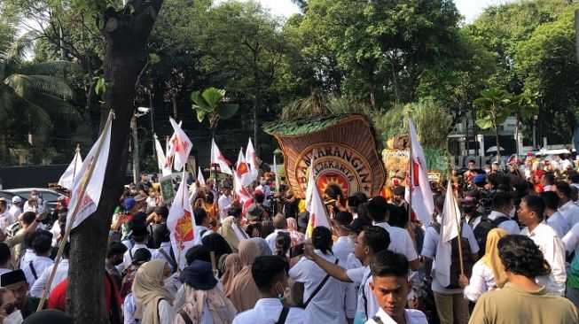 Arak-arakan rombongan dari kedua partai, PKB dan Gerindra saat mendatangi kantor KPU RI, Jakarta. (Suara.com/Novian)