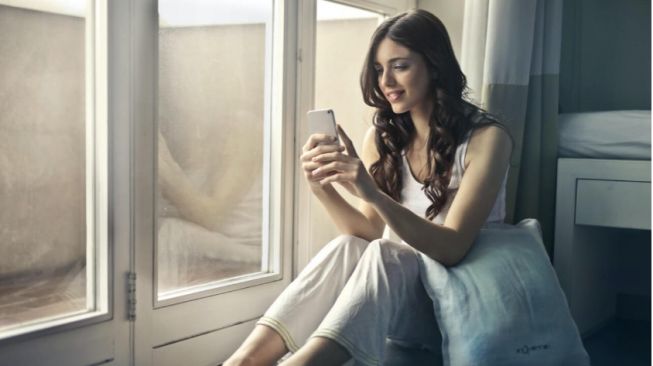 4 Tanda Teman Pria Online Menyukaimu, Unggahan Direspons Cepat!