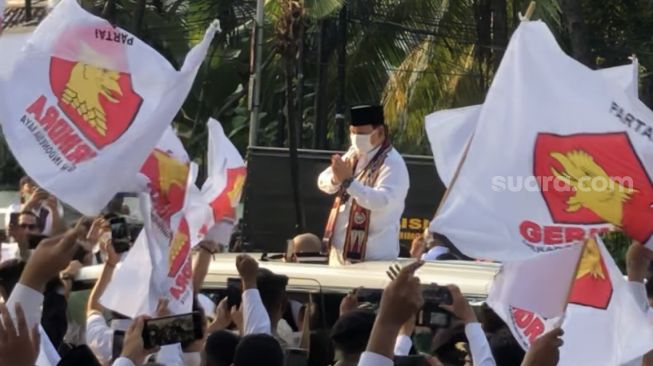 Nostalgia Gaya Lawas Prabowo dari Alphard Sapa Simpatisan: Lambaikan Tangan Lalu Beri Hormat