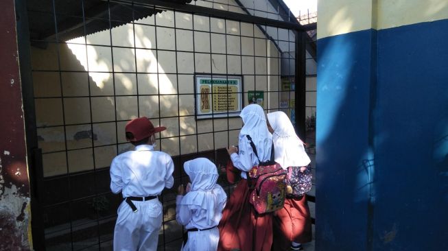 Miris! Ratusan Siswa SD di Bandung Barat Tak Bisa Belajar karena Gerbang Sekolah Dilas Ahli Waris Pemilik Lahan