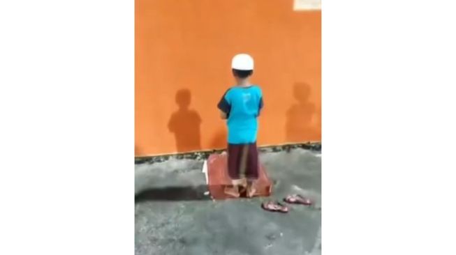 Lagi Nonton Bola, Bocah Ini Tetap Laksanakan Salat di Tribun Bikin Salut