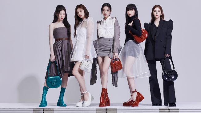 Jadi Brand Ambassador Global Terbaru Charles & Keith, ITZY Pamerkan Koleksi Fall-Winter 2022
