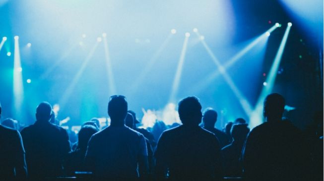 Ilustrasi menonton konser (Pexels/Jonathan Cooper)