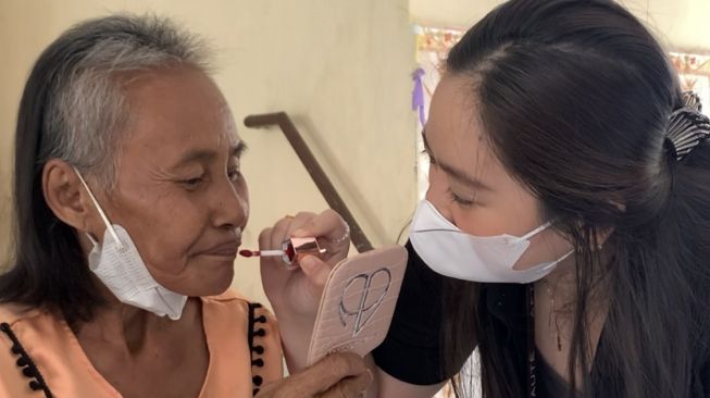 Tak Biasa, Brand Kecantikan Lokal Ini Luncurkan Produk Baru di Panti Werdha