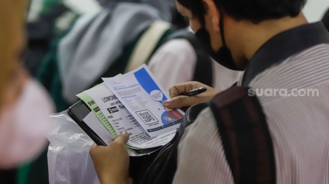 Pencari kerja mencari informasi pekerjaan pada acara "Jakarta Job Fair" di Thamrin City, Jakarta Pusat, Senin (8/8/2022). [Suara.com/Alfian Winanto]