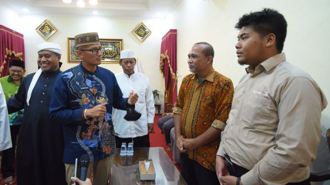 Bertemu Santri Disabilitas Berprestasi, Sandiaga Bantu Software Ilustrasi