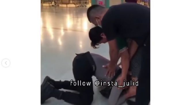 Viral Polisi Sujud dan Cium Kaki Ibu Setelah 4 Tahun Merantau Tak Pernah Pulang