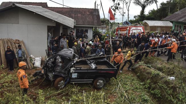 Tim gabungan dari Polisi, BPBD, Dishub dan warga mengevakuasi mobil bak terbuka yang terjun ke jurang di Dusun Cimara, Desa Cibeureum, Kecamatan Sukamantri, Kabupaten Ciamis, Jawa Barat, Senin (8/8/2022).  ANTARA FOTO/Adeng Bustomi