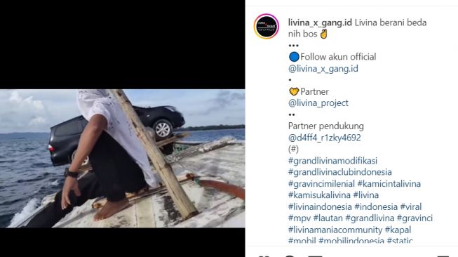Nissan Livina nekat menerjang lautan dengan menunggang perahu kecil (Instagram)