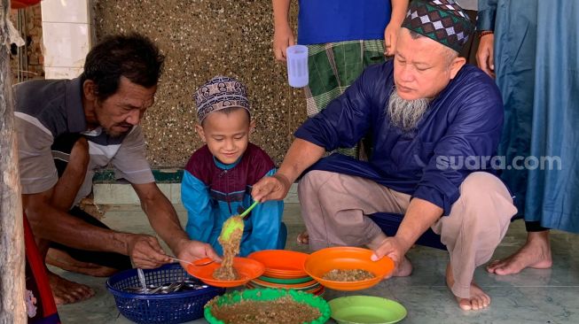 Momen 10 Muharram Hari Anak Yatim Piatu, Masjid Suro Palembang Bagikan 500 Porsi Bubur Syura