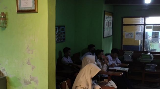 Miris! Begini Kondisi SMP PGRI 6 Bandung yang Numpang Kelas di Bangunan Sekolah Dasar