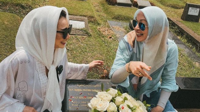 Momen Angelina Sondakh Bertemu Reza Artamevia di Makam Adjie Massaid, Saling Mendoakan Anak