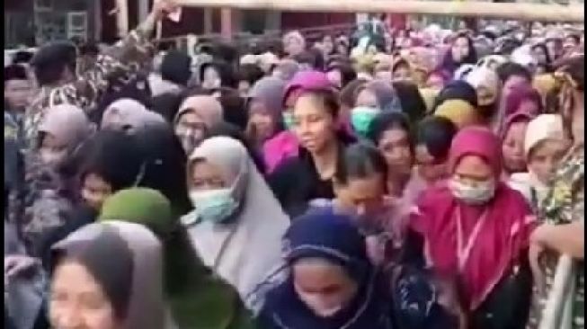 Duh! Berebut Nasi Berkat Suronan, Ratusan Emak-Emak di Kudus Rela Berdesak-Desakan