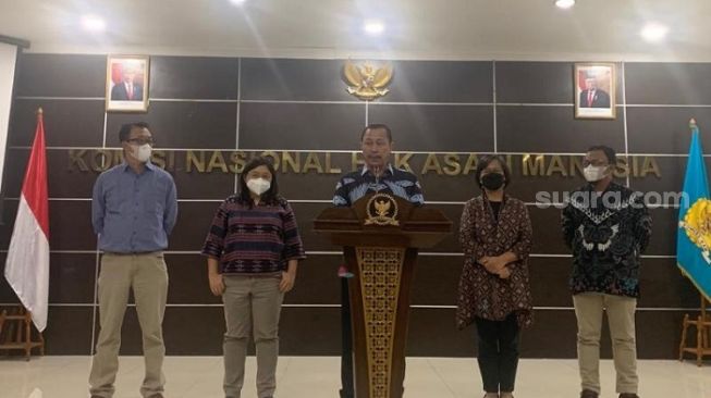 Ketua Komnas HAM Ahmad Taufan Damanik (tengah) soal kasus dugaan pelecehan seksual istri Ferdy Sambo. (Suara.com/Yaumal)