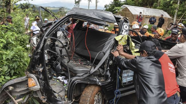 Tim gabungan dari Polisi, BPBD, Dishub dan warga mengevakuasi mobil bak terbuka yang terjun ke jurang di Dusun Cimara, Desa Cibeureum, Kecamatan Sukamantri, Kabupaten Ciamis, Jawa Barat, Senin (8/8/2022).  ANTARA FOTO/Adeng Bustomi