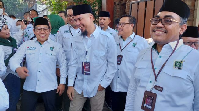 Ketua Umum Partai Kebangkitan Bangsa (PKB), Muhaimin Iskandar alias Cak Imin, kedapatan terekam bernyanyi bersama musisi yang juga Politisi Partai Gerindra Ahmad Dhani. (Ist)