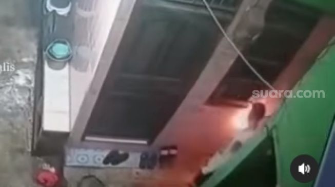 Balas Dendam usai Istrinya Ribut Mulut, Pria Lansia Bakar Rumah Tetangga