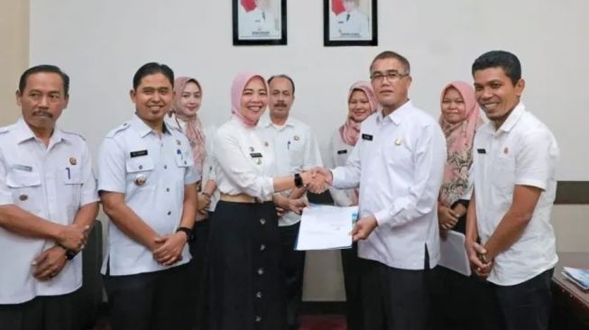 Sekda Kota Payakumbuh serahkan piagam penghargaan camat terbaik ke Camat Timur Dewi Novita. [Dok.Antara]