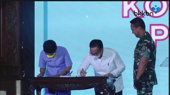 Kepala BKKBN Hasto Wardoyo menandatangani kerja sama dengan istri Panglima TNI, Hetty Andika Perkasa, Senin (8/8/2022). (YouTube BKKBN TV).