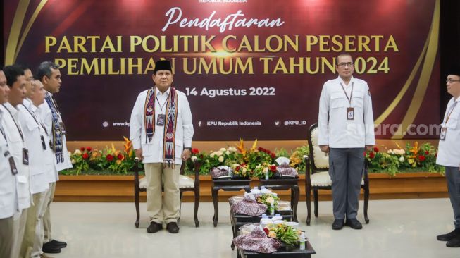Ketua Komisi Pemilihan Umum (KPU) Hasyim Asy'ari (kanan) bersama Ketua Umum Partai Gerakan Indonesia Raya (Gerindra) Prabowo Subianto saat Pendaftaran Partai Politik Calon Peserta Pemilu tahun 2024 di Kantor KPU, Jakarta Pusat, Senin (8/8/2022). [Suara.com/Alfian Winanto]