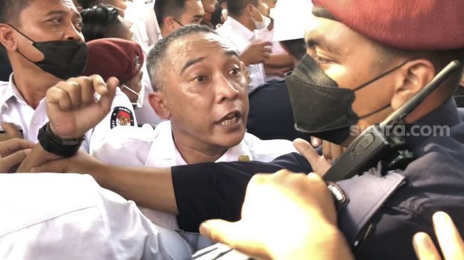 Rusuh! Ngaku Pihak dari Garuda Jebol Pengaman di Gerbang KPU yang Dijaga Pamdal