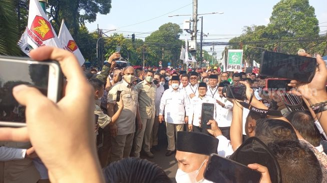Ketua Umum Partai Gerindra Prabowo Subianto dan Ketua Umum Partai Kebangkitan Bangsa (PKB) Muhaimin Iskandar atau Cak Imin akhirnya mendatangi Komisi Pemilihan Umum (KPU). (Suara.com/Bagaskara)