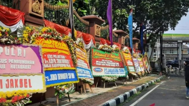 Puluhan Karangan Bunga Penuhi Mabes Polri: Tuntaskan Kasus Pembunuhan Brigadir Yosua Hutabarat